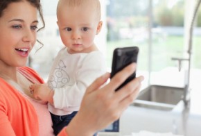 mom with smartphone